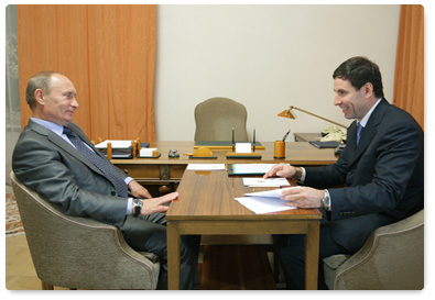 Prime Minister Vladimir Putin, on a working visit to Chelyabinsk, discusses the state of affairs in Chelyabinsk Region with Governor Mikhail Yurevich