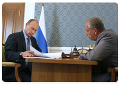 Prime Minister Vladimir Putin at a work meeting with Novgorod Region Governor Sergei Mitin|26 july, 2010|18:19