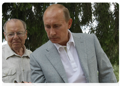 Prime Minister Vladimir Putin visiting the Troitsky excavation site|26 july, 2010|20:06