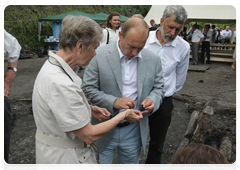 Председатель Правительства России В.В.Путин осмотрел найденную археологами часть древнего Великого Новгорода|26 июля, 2010|20:06