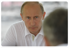 Prime Minister Vladimir Putin speaking to archaeologists during his visit to the Troitsky excavation site|26 july, 2010|20:38