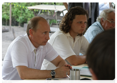 Prime Minister Vladimir Putin speaking to archaeologists during his visit to the Troitsky excavation site|26 july, 2010|20:39