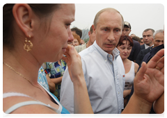 Prime Minister Vladimir Putin talking to residents of the Nizhny Novgorod Region, where a number of residential areas were severely damaged by forest fires|30 july, 2010|13:22