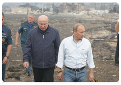 Председатель Правительства России В.В.Путин побывал на месте сгоревшей дотла деревни Верхняя Верея в Выксунском районе Нижегородской области|30 июля, 2010|13:22