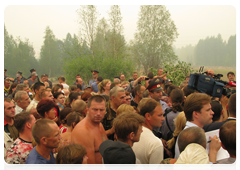 Prime Minister Vladimir Putin talking to residents of the Nizhny Novgorod Region, where a number of residential areas were severely damaged by forest fires|30 july, 2010|13:22