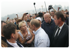 После совещания В.В.Путин в течение получаса общался с жителями города и окружающих населенных пунктов, которые пострадали от лесных пожаров, и рассказал о содержании совещания|30 июля, 2010|13:34