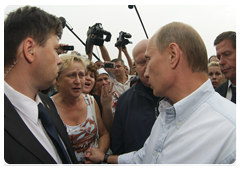 После совещания В.В.Путин в течение получаса общался с жителями города и окружающих населенных пунктов, которые пострадали от лесных пожаров, и рассказал о содержании совещания|30 июля, 2010|13:34