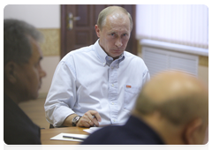 Prime Minister Vladimir Putin chairing a meeting on the nationwide wildfire emergency while visiting the Nizhny Novgorod Region|30 july, 2010|17:07