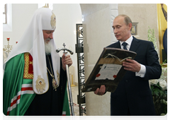 Председатель Правительства Российской Федерации В.В.Путин подарил храму икону Спаса Нерукотворного|5 июля, 2010|13:09
