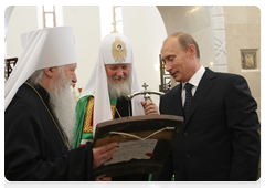 Председатель Правительства Российской Федерации В.В.Путин подарил храму икону Спаса Нерукотворного|5 июля, 2010|14:41