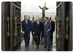 Prime Minister Vladimir Putin examining proposed designs for the We Fought Fascism Together memorial, to be located on Poklonnaya Hill in Moscow. The new memorial will replace the Glory Memorial in Kutaisi, which was destroyed by the Georgian government last year|5 july, 2010|23:00