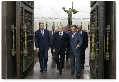 Prime Minister Vladimir Putin inspects proposed designs for the We Fought Fascism Together memorial, to be erected on Poklonnaya Hill in Moscow as a replacement for the Glory Memorial in Kutaisi destroyed by the Georgian government last year