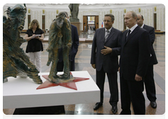 Prime Minister Vladimir Putin examining proposed designs for the We Fought Fascism Together memorial, to be located on Poklonnaya Hill in Moscow. The new memorial will replace the Glory Memorial in Kutaisi, which was destroyed by the Georgian government last year|5 july, 2010|23:24