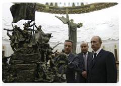 Prime Minister Vladimir Putin examining proposed designs for the We Fought Fascism Together memorial, to be located on Poklonnaya Hill in Moscow. The new memorial will replace the Glory Memorial in Kutaisi, which was destroyed by the Georgian government last year|5 july, 2010|23:25