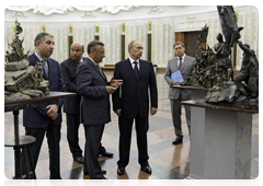 Prime Minister Vladimir Putin examining proposed designs for the We Fought Fascism Together memorial, to be located on Poklonnaya Hill in Moscow. The new memorial will replace the Glory Memorial in Kutaisi, which was destroyed by the Georgian government last year|5 july, 2010|23:26