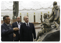 Prime Minister Vladimir Putin examining proposed designs for the We Fought Fascism Together memorial, to be located on Poklonnaya Hill in Moscow. The new memorial will replace the Glory Memorial in Kutaisi, which was destroyed by the Georgian government last year|5 july, 2010|23:27