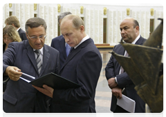 Prime Minister Vladimir Putin examining proposed designs for the We Fought Fascism Together memorial, to be located on Poklonnaya Hill in Moscow. The new memorial will replace the Glory Memorial in Kutaisi, which was destroyed by the Georgian government last year|5 july, 2010|23:29