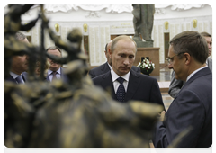 Prime Minister Vladimir Putin examining proposed designs for the We Fought Fascism Together memorial, to be located on Poklonnaya Hill in Moscow. The new memorial will replace the Glory Memorial in Kutaisi, which was destroyed by the Georgian government last year|5 july, 2010|23:30