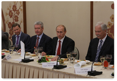 По завершении межрегиональной конференции «Единой России» В.В.Путин провел с ее участниками обед в неформальной обстановке