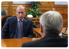 Prime Minister Vladimir Putin meeting with head of the Federal Service for Financial Monitoring Yury Chikhanchin|9 july, 2010|12:23