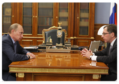 Prime Minister Vladimir Putin at a meeting with Pyotr Aven, president of Alfa Bank|9 july, 2010|13:39