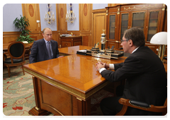 Prime Minister Vladimir Putin at a meeting with Pyotr Aven, president of Alfa Bank|9 july, 2010|13:39