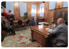 Prime Minister Vladimir Putin at the working meeting with Moscow Mayor Yury Luzhkov|10 august, 2010|11:16