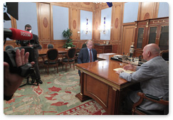 Prime Minister Vladimir Putin holds a working meeting with Moscow Mayor Yury Luzhkov