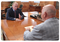 Prime Minister Vladimir Putin at the working meeting with Moscow Mayor Yury Luzhkov|10 august, 2010|11:16