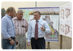 Prime Minister Vladimir Putin reviewing the plan for rebuilding the village of Kriusha in the Ryazan Region|10 august, 2010|20:23