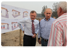 Prime Minister Vladimir Putin reviewing the plan for rebuilding the village of Kriusha in the Ryazan Region|10 august, 2010|20:24
