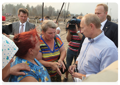 Prime Minister Vladimir Putin talking to residents of the village of Kriusha in the Ryazan Region|10 august, 2010|20:24