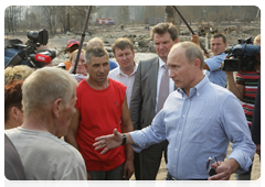 Prime Minister Vladimir Putin talking to residents of the village of Kriusha in the Ryazan Region|10 august, 2010|20:24