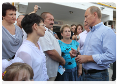 Prime Minister Vladimir Putin talking to residents of the village of Polyani in the Ryazan Region|10 august, 2010|20:24