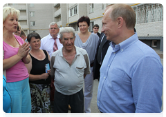 Prime Minister Vladimir Putin talking to residents of the village of Polyani in the Ryazan Region|10 august, 2010|20:24