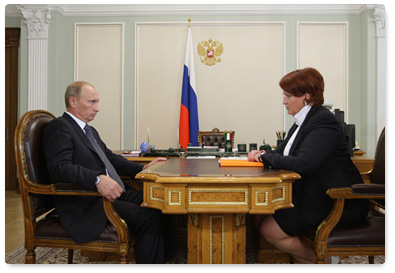 Prime Minister Vladimir Putin discusses the current harvesting campaign and the harvest forecast with Minister of Agriculture Yelena Skrynnik