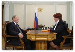 Prime Minister Vladimir Putin discusses the current harvesting campaign and the harvest forecast with Minister of Agriculture Yelena Skrynnik