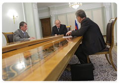 Prime Minister Vladimir Putin meeting with Deputy Prime Minister Igor Sechin and Minister of Industry and Trade Viktor Khristenko|12 august, 2010|12:08