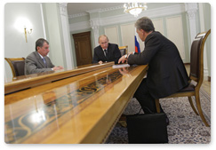 Prime Minister Vladimir Putin, Deputy Prime Minister Igor Sechin and Minister of Industry and Trade Viktor Khristenko discuss the details of the plan to create a special economic zone in the Samara Region