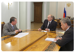 Prime Minister Vladimir Putin meeting with Deputy Prime Minister Igor Sechin and Minister of Industry and Trade Viktor Khristenko|12 august, 2010|12:08