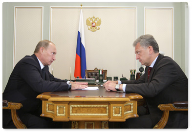 Prime Minister Vladimir Putin discussing the automotive industry with Industry and Trade Minister Viktor Khristenko