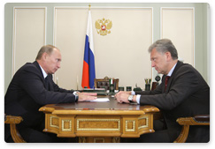 Prime Minister Vladimir Putin discussing the automotive industry with Industry and Trade Minister Viktor Khristenko