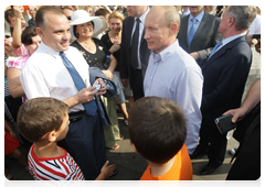 Prime Minister Vladimir Putin inspecting the construction of housing in the Podolsk District of the Moscow Region|16 august, 2010|20:44