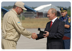 Prime Minister Vladimir Putin presenting commemorative gifts to Russian and foreign pilots who took part in emergency operations to extinguish wildfires across Russia this summer|17 august, 2010|16:01