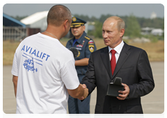 Prime Minister Vladimir Putin presenting commemorative gifts to Russian and foreign pilots who took part in emergency operations to extinguish wildfires across Russia this summer|17 august, 2010|16:01