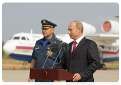 Prime Minister Vladimir Putin presenting commemorative gifts to Russian and foreign pilots who took part in emergency operations to extinguish wildfires across Russia this summer|17 august, 2010|16:01