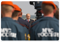 Prime Minister Vladimir Putin presenting commemorative gifts to Russian and foreign pilots who took part in emergency operations to extinguish wildfires across Russia this summer|17 august, 2010|15:21