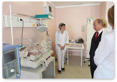 Председатель Правительства России В.В.Путин, находящийся с рабочей поездкой в Тверской области, посетил новый перинатальный центр в Твери