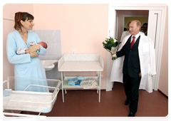 Председатель Правительства Российской Федерации В.В.Путин посетил новый перинатальный центр в Твери, где в послеродовом отделении пообщался с молодыми мамами и подарил им цветы|17 августа, 2010|18:24