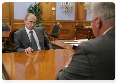 Prime Minister Vladimir Putin meeting with Chairman of the Federation of Independent Trade Unions Mikhail Shmakov|2 august, 2010|18:35